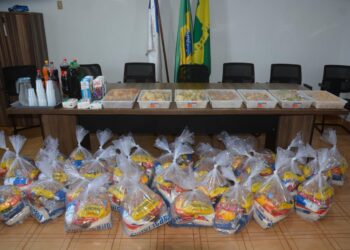 Prefeitura de Silvanópolis homenageia garis com café da manhã, devocional e entrega de cestas básicas